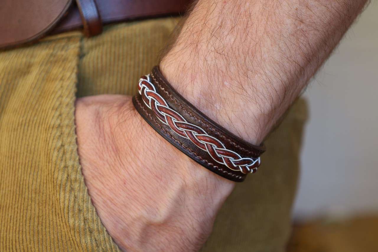 Pourquoi le bracelet cuir tressé est l’incontournable de la saison ?