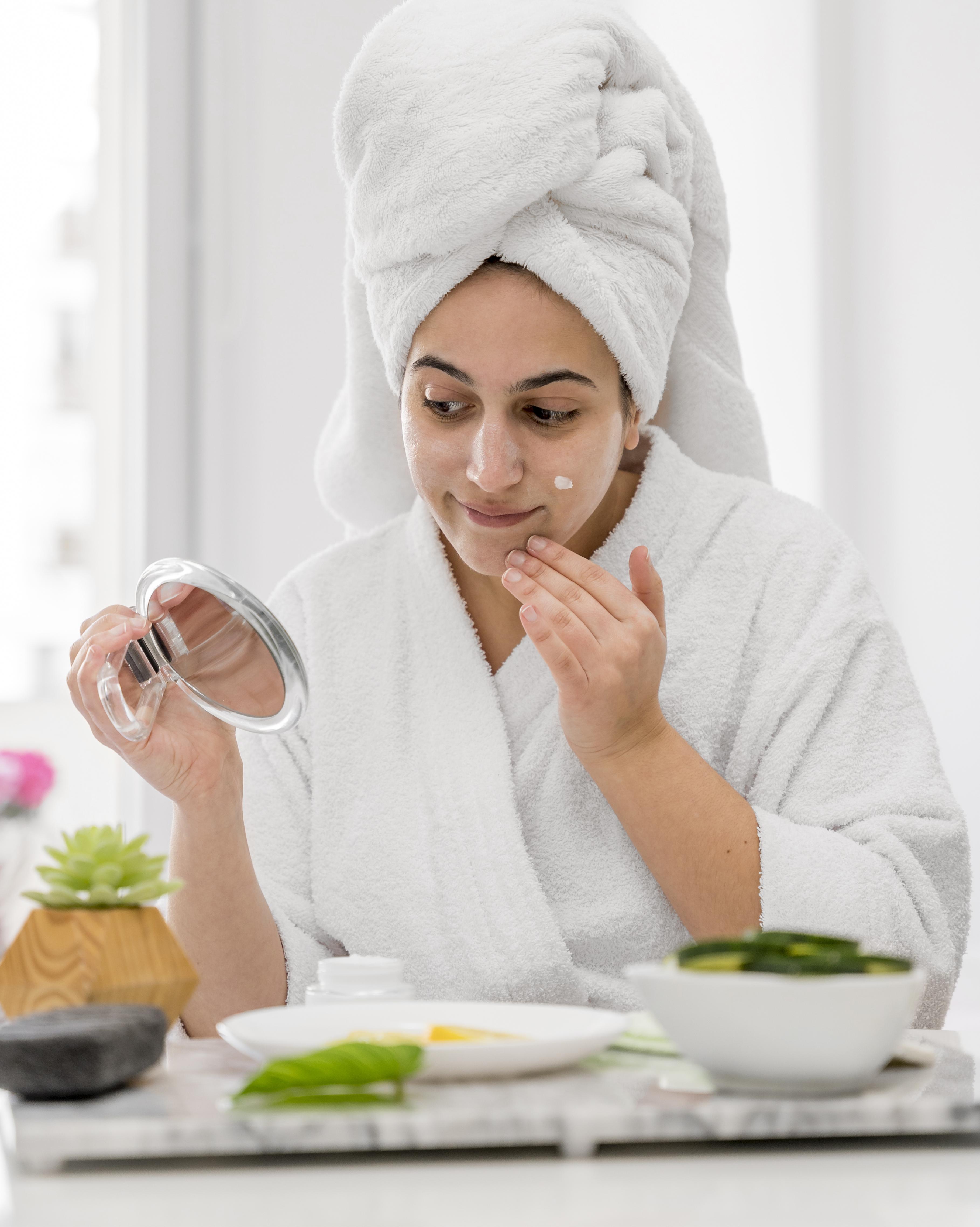 Daily Skincare Routine: How to Apply Moisturizer Cream for Oily Skin