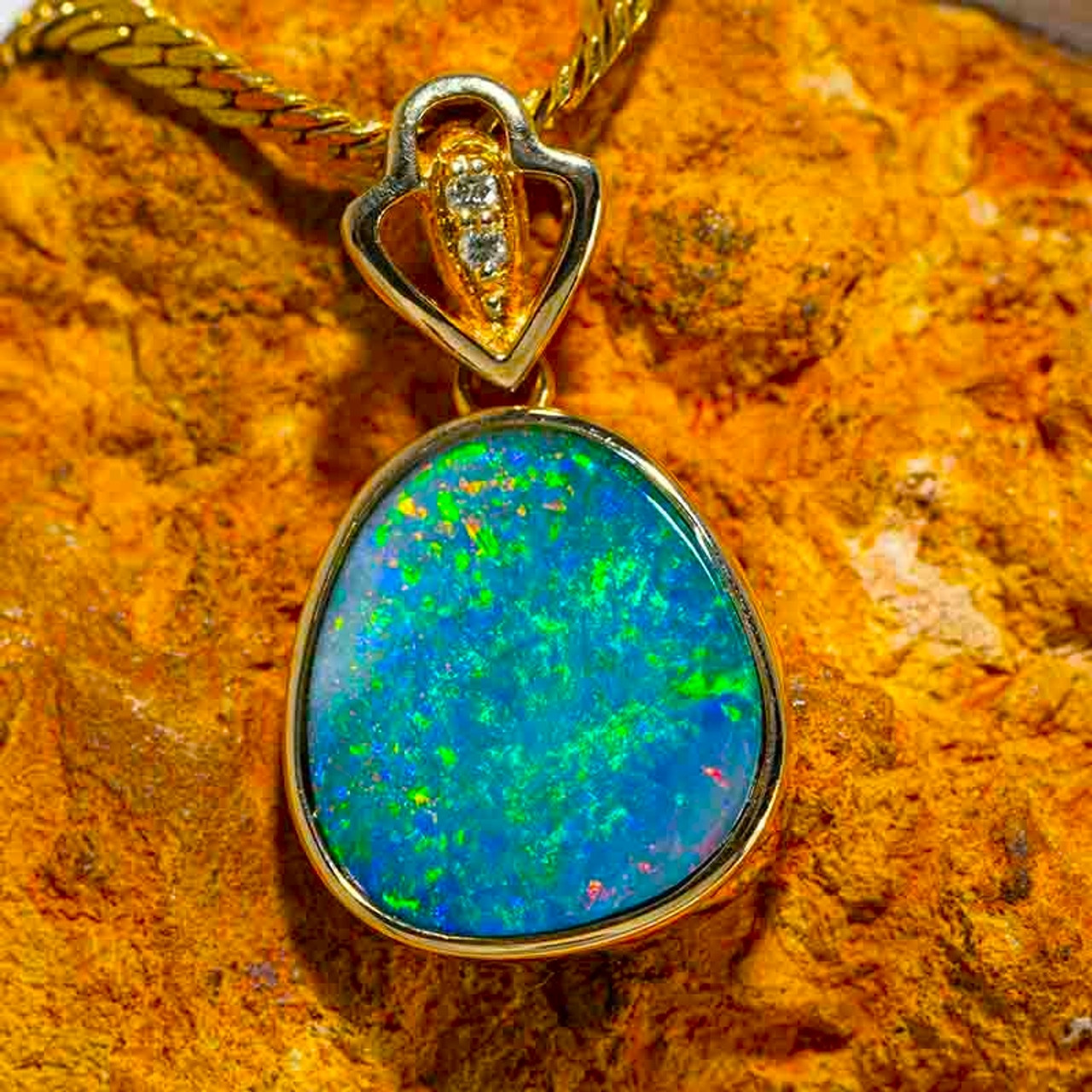 How to identify natural rough gemstones?