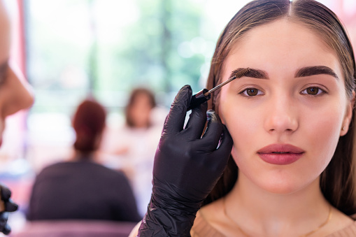 What is Eyebrow Tinting, its Risk, Benefits?