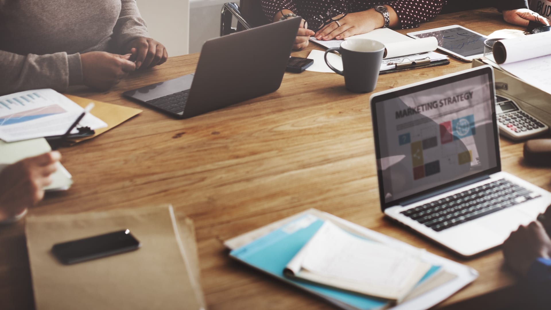 What are the common characteristics of top content marketing agencies? 