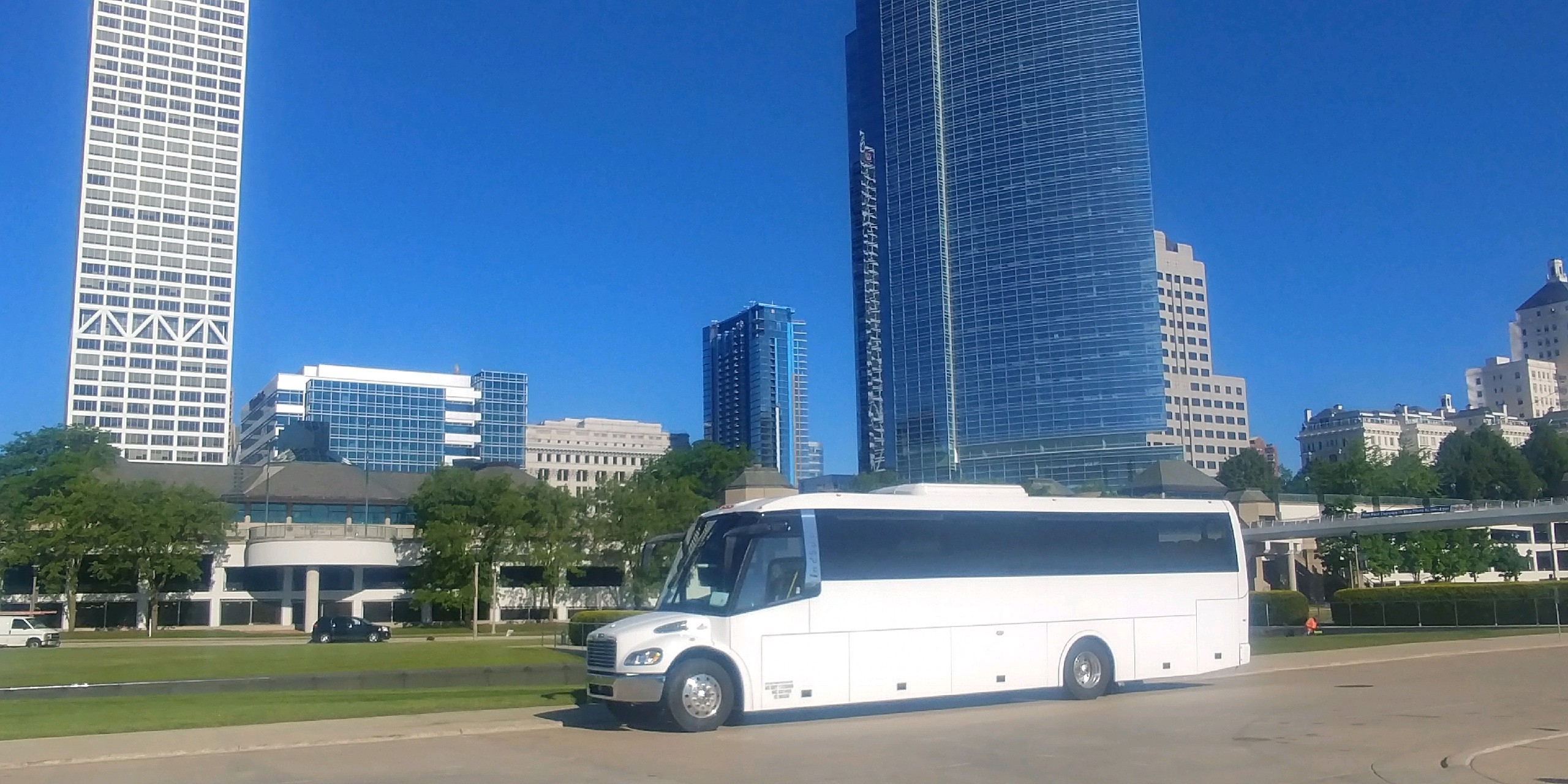 Ride in a Stylish and Elegant Way by Hiring the Town Car Service