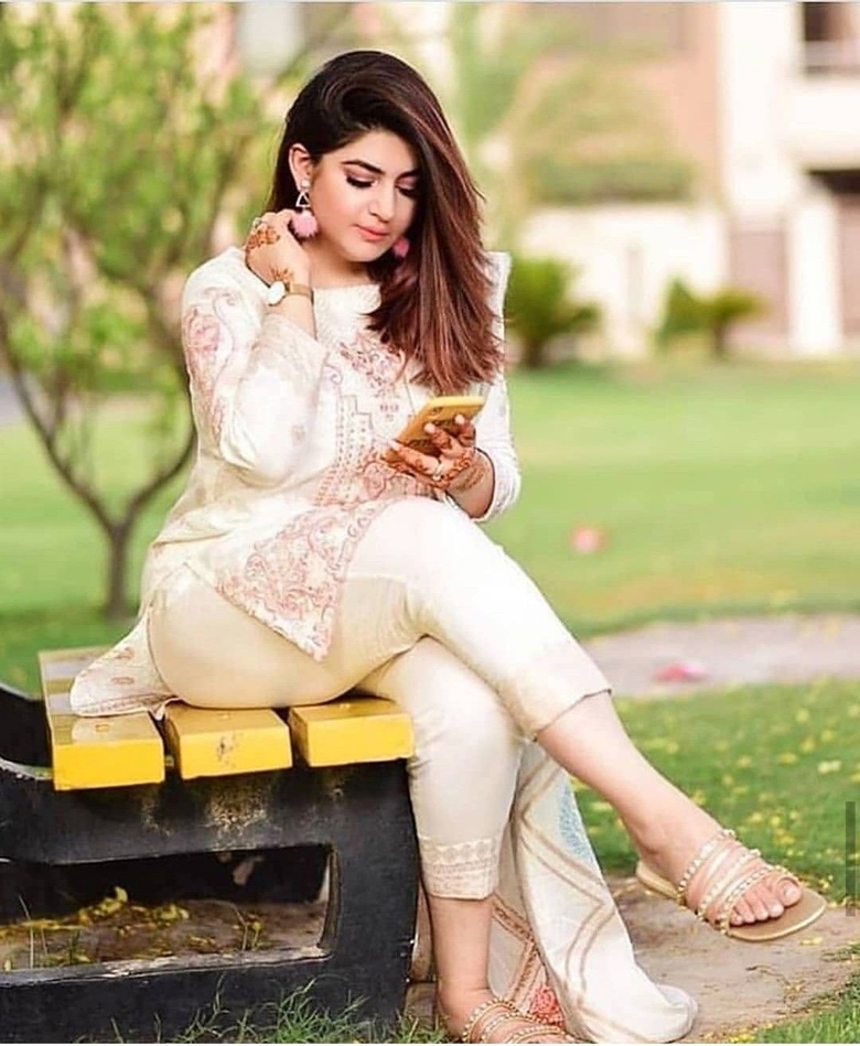 Smiling and Sharp Call Girls in Karachi
