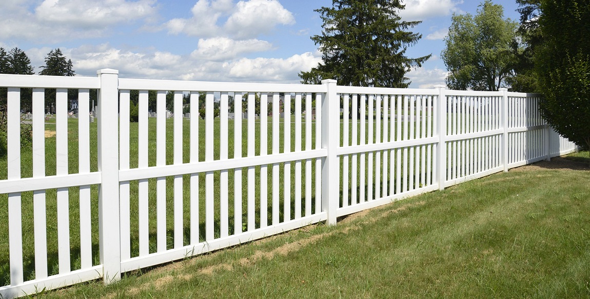 7 Reasons to Love Vinyl Fencing for Your Backyard