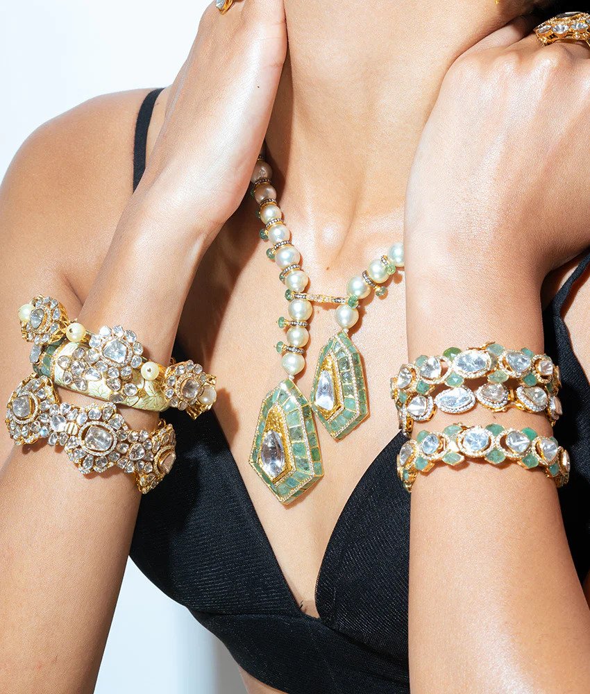 Beautify Yourself With Emerald Bracelet India