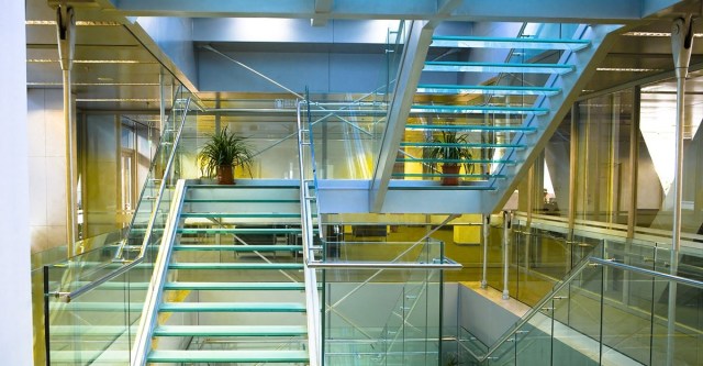 Why choose aluminum railings with glass panel