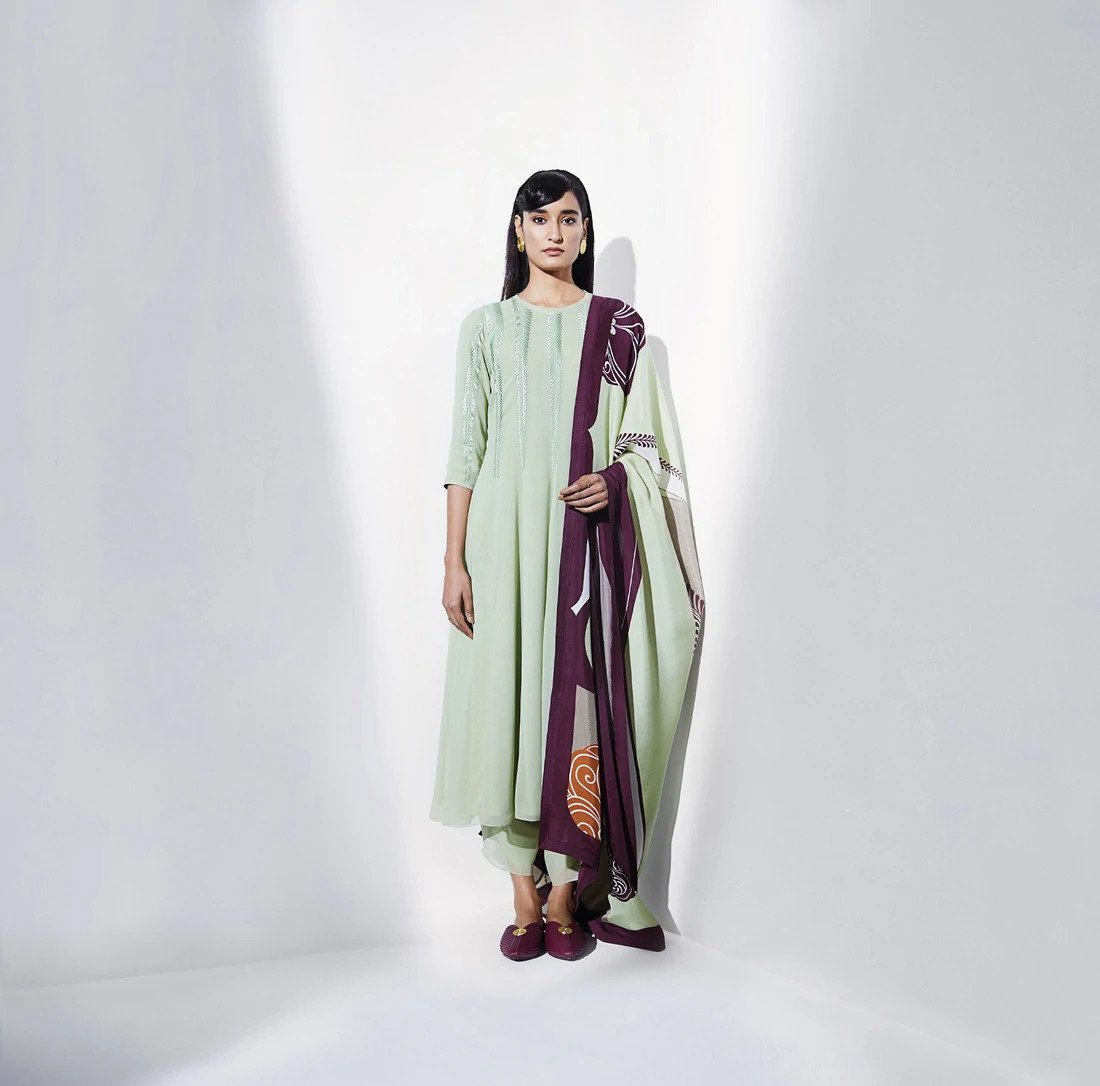How to choose Designer Anarkali Dresses Online for Women