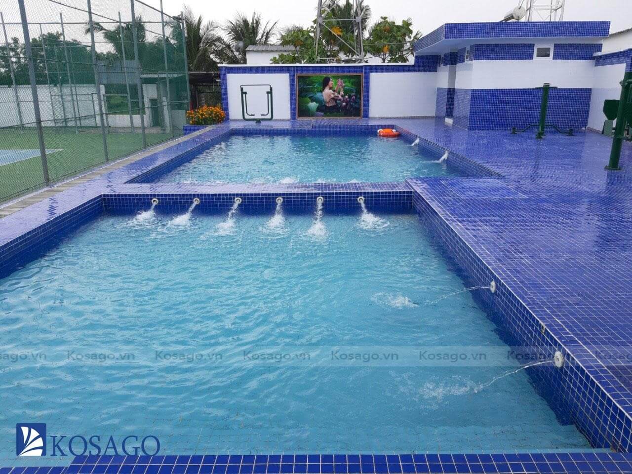 Kosago hoàn thành ốp lát gạch mosaic cho bể bơi anh Giang, Sài Gòn