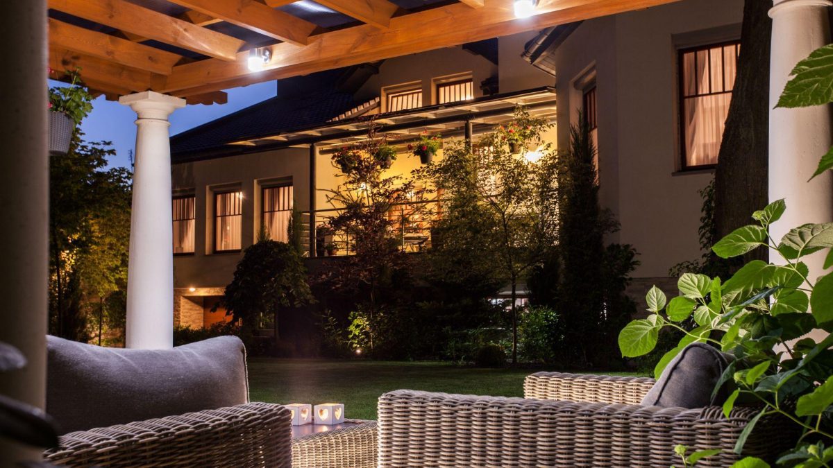 5 Unique Lighting Tips To Make Your Backyard Stand Out