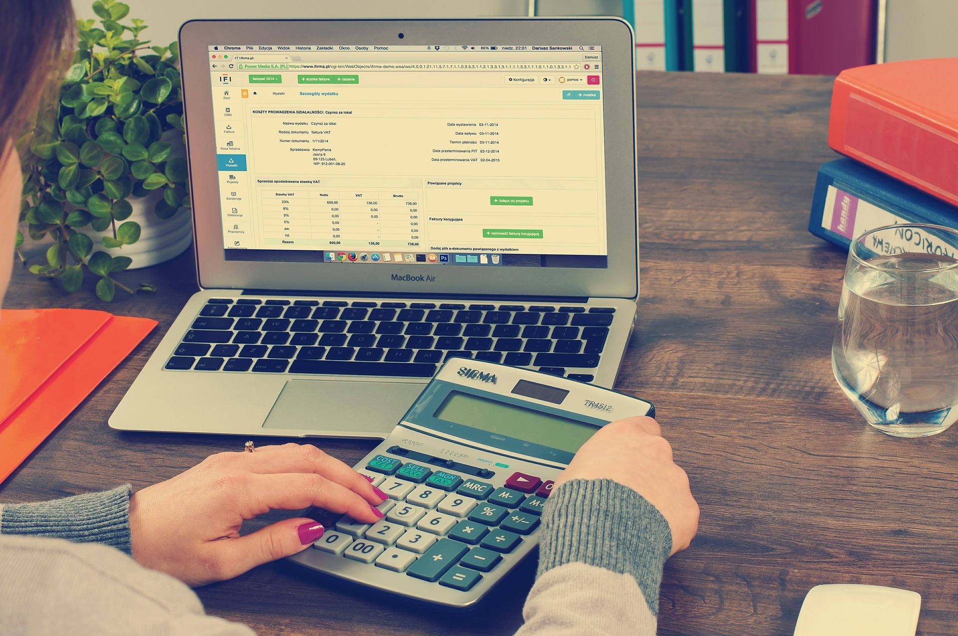 What are the benefits of hiring a tax accountant in Camperdown? 