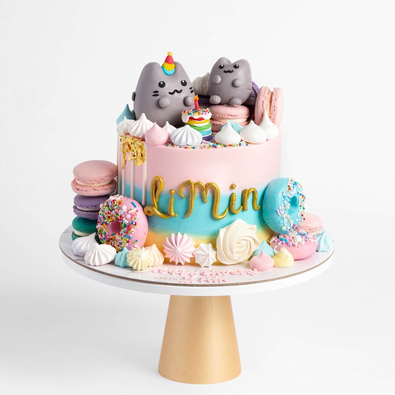 Surprise Your Loved Ones With The Amazingly Designed Customized Cake