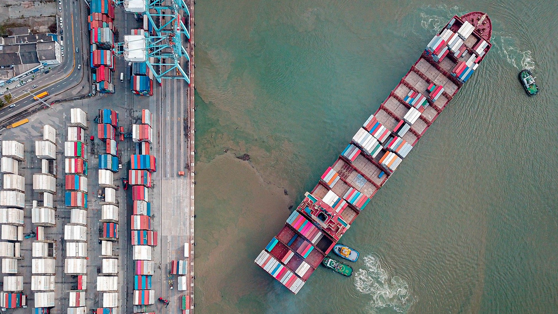 Shipping spot rates fall but Christmas deliveries still in doubt