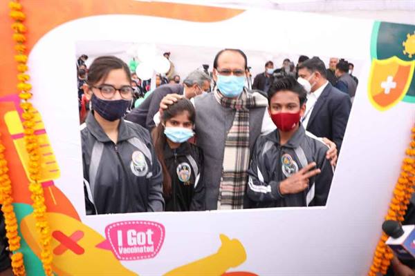 वैक्सीन लगने से अब ऑफलाइन पढ़ाई रहेगी जारी और परीक्षाएँ भी होगी