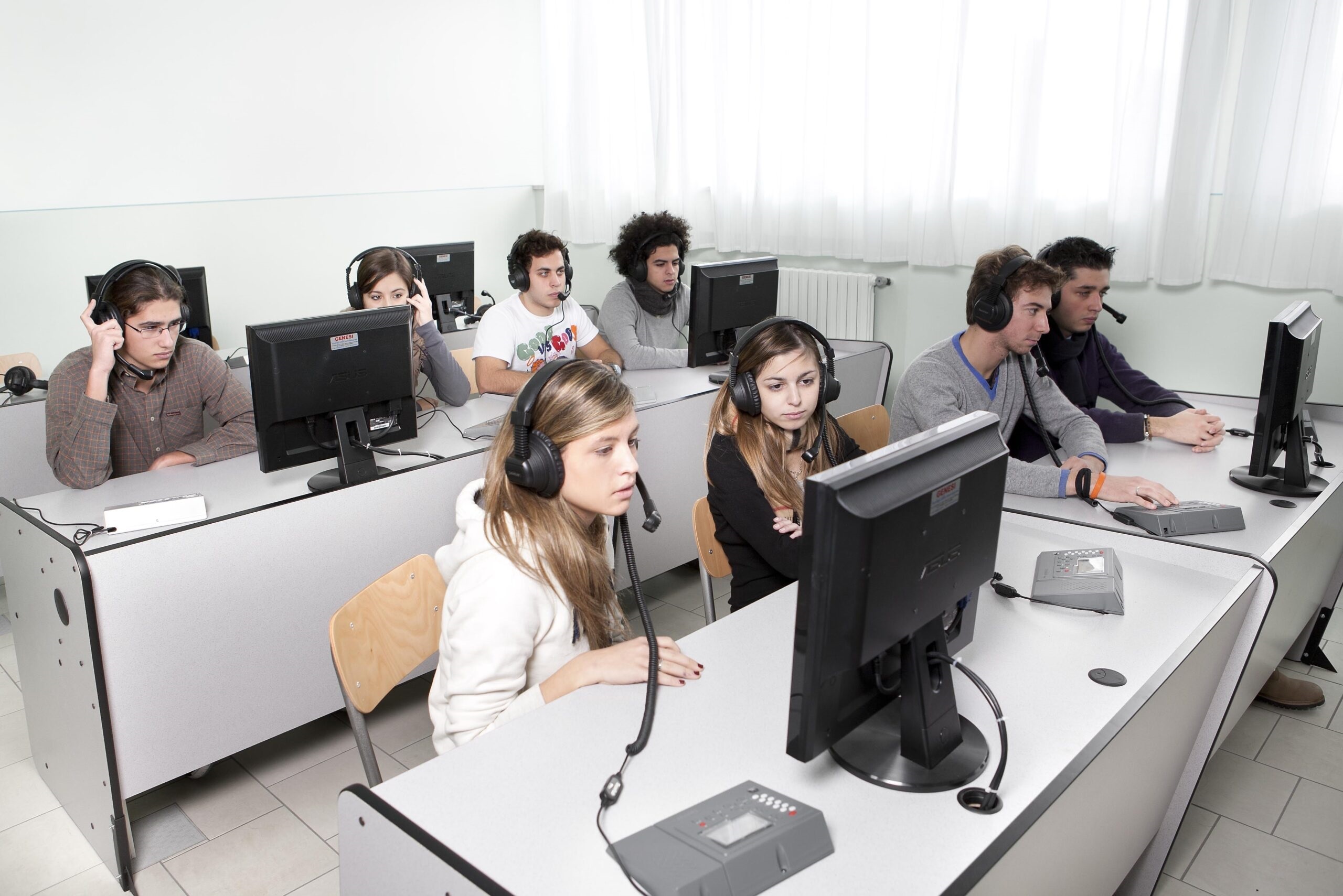How Classroom Management Software Can Be Used in the Hybrid Classroom
