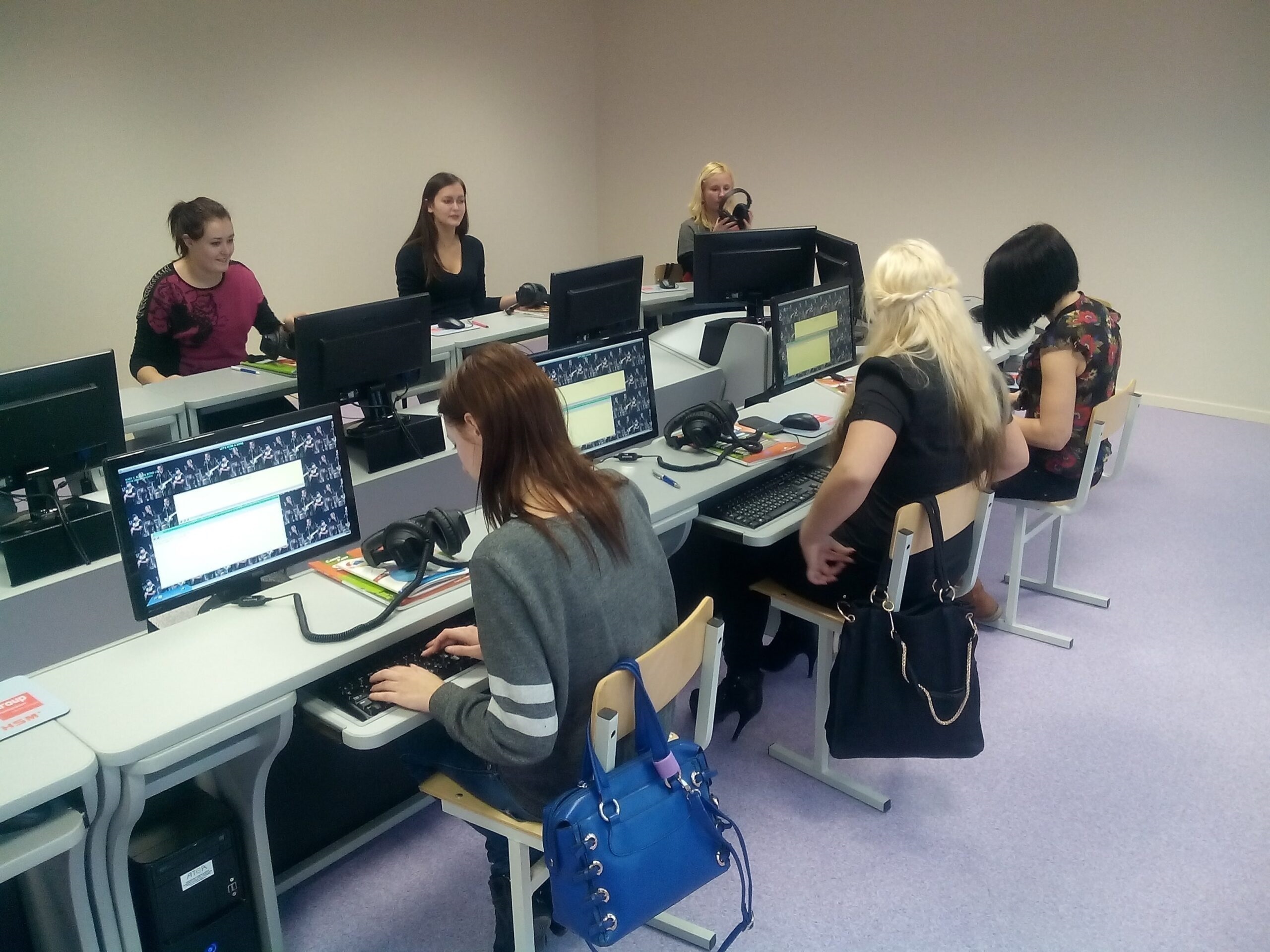 Futuristic Language Laboratory Offers Best Multimedia Digital Language Classes