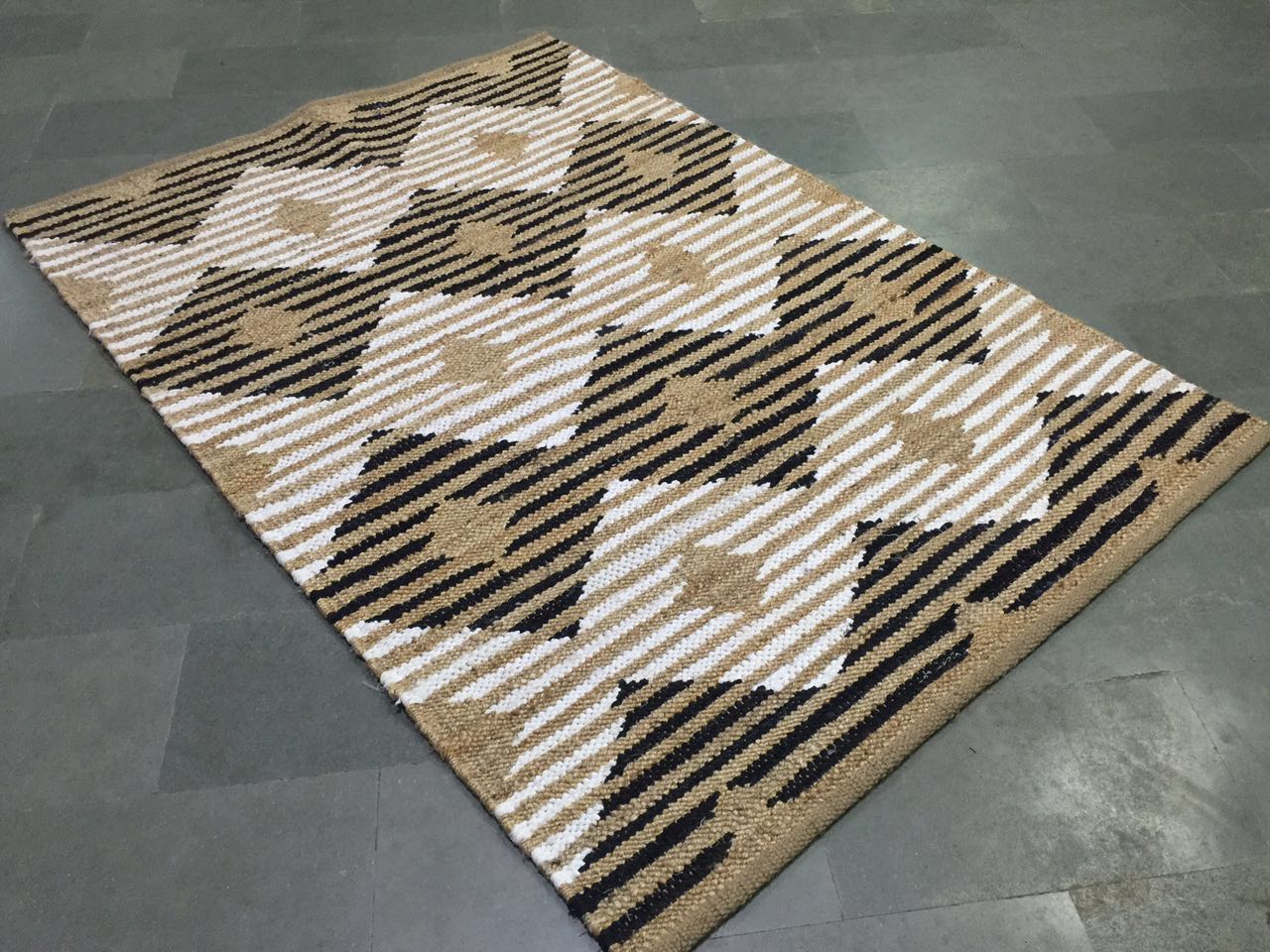 Spruce up your Living Room with Reputed Rugs Manufacturers in India