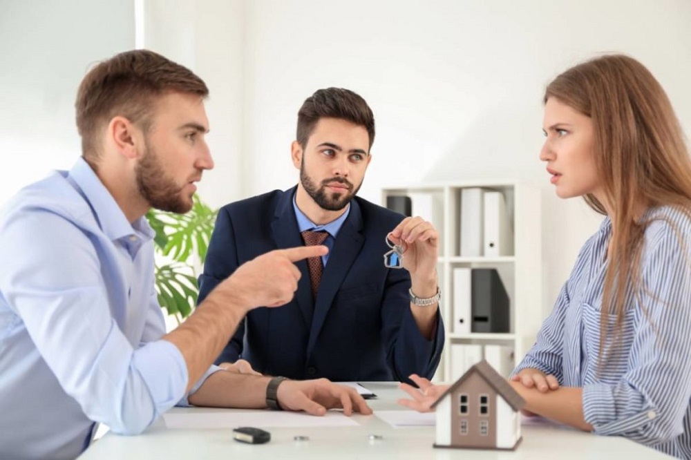 What You Need to Know Before Hiring a Divorce Lawyer ?