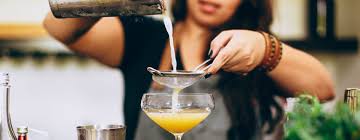 Hire a Bartender in London: 5 Qualities to Look for in a Professional Mixologist