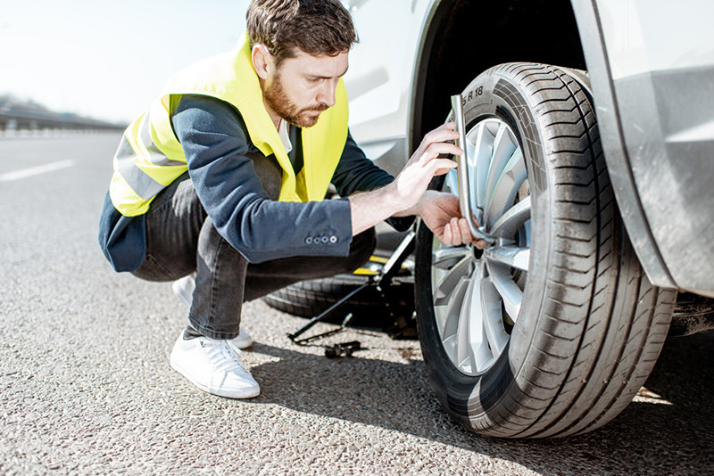 What are the benefits of emergency tyre fitting Bromley?