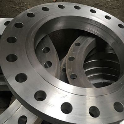 What are carbon steel flanges, and who is the leading producer in India?