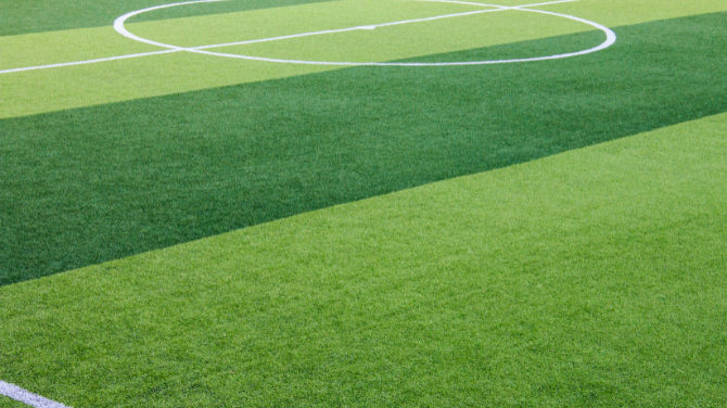 DIY Fake Grass Installation vs Professional Installation