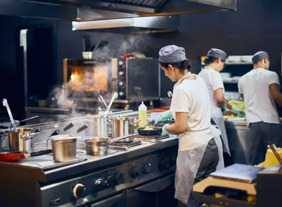 Disrupting Dining: Exploring the Evolution of the US Dark Kitchens/Ghost Kitchens/Cloud Kitchens Market 2024-2031