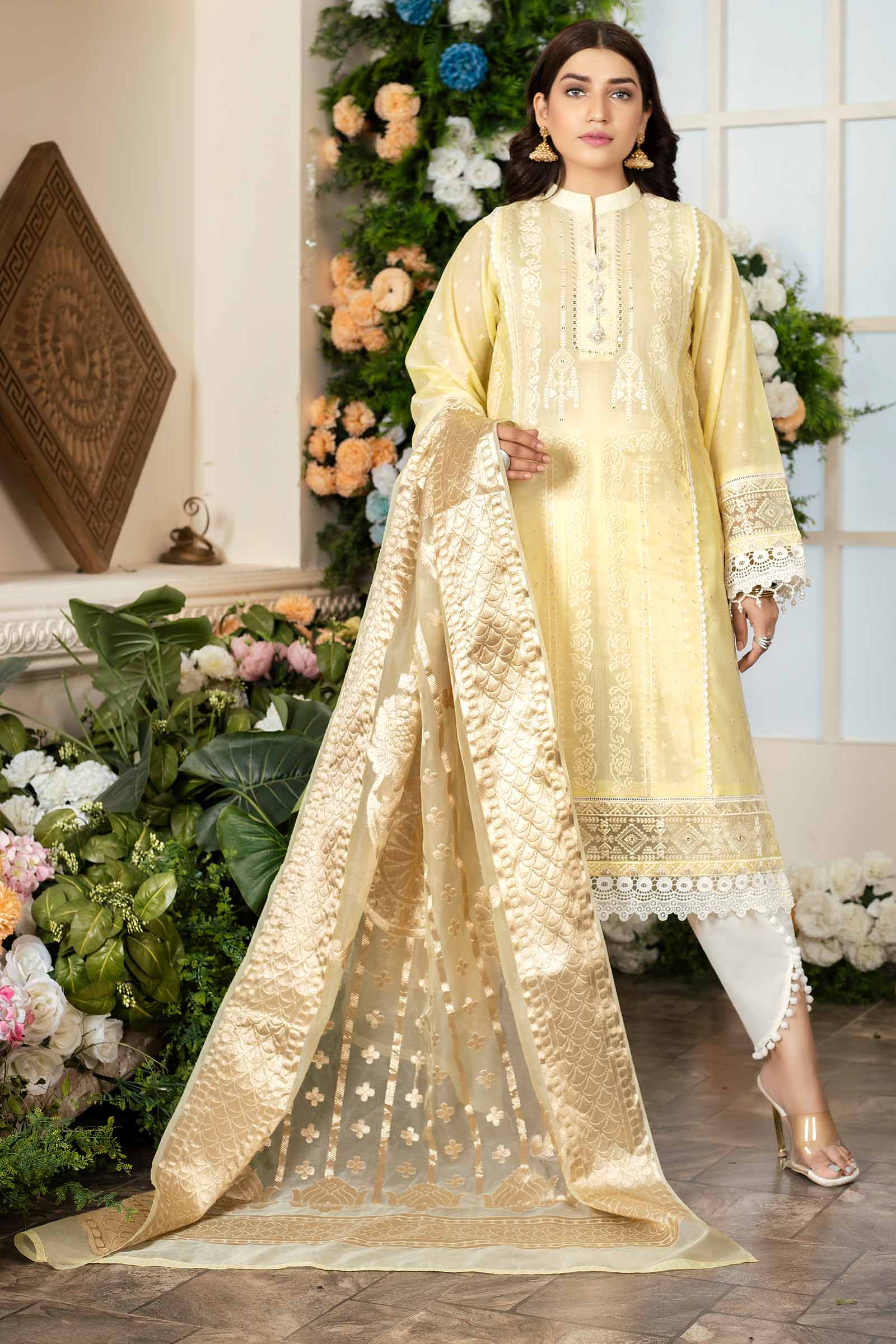  Decorated with wealthy embroideries