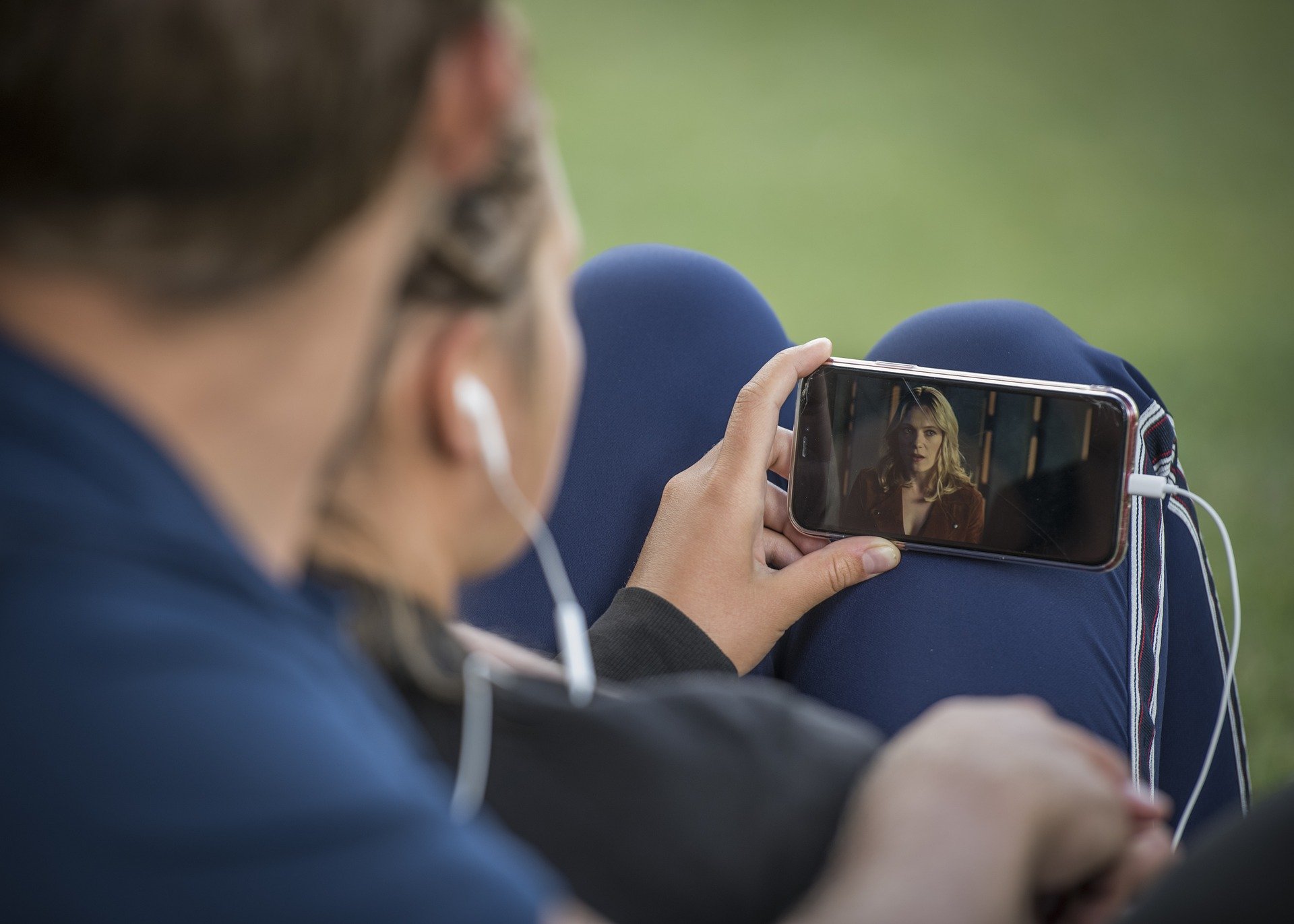 Cara memutar video YouTube di latar belakang di iOS dan Android