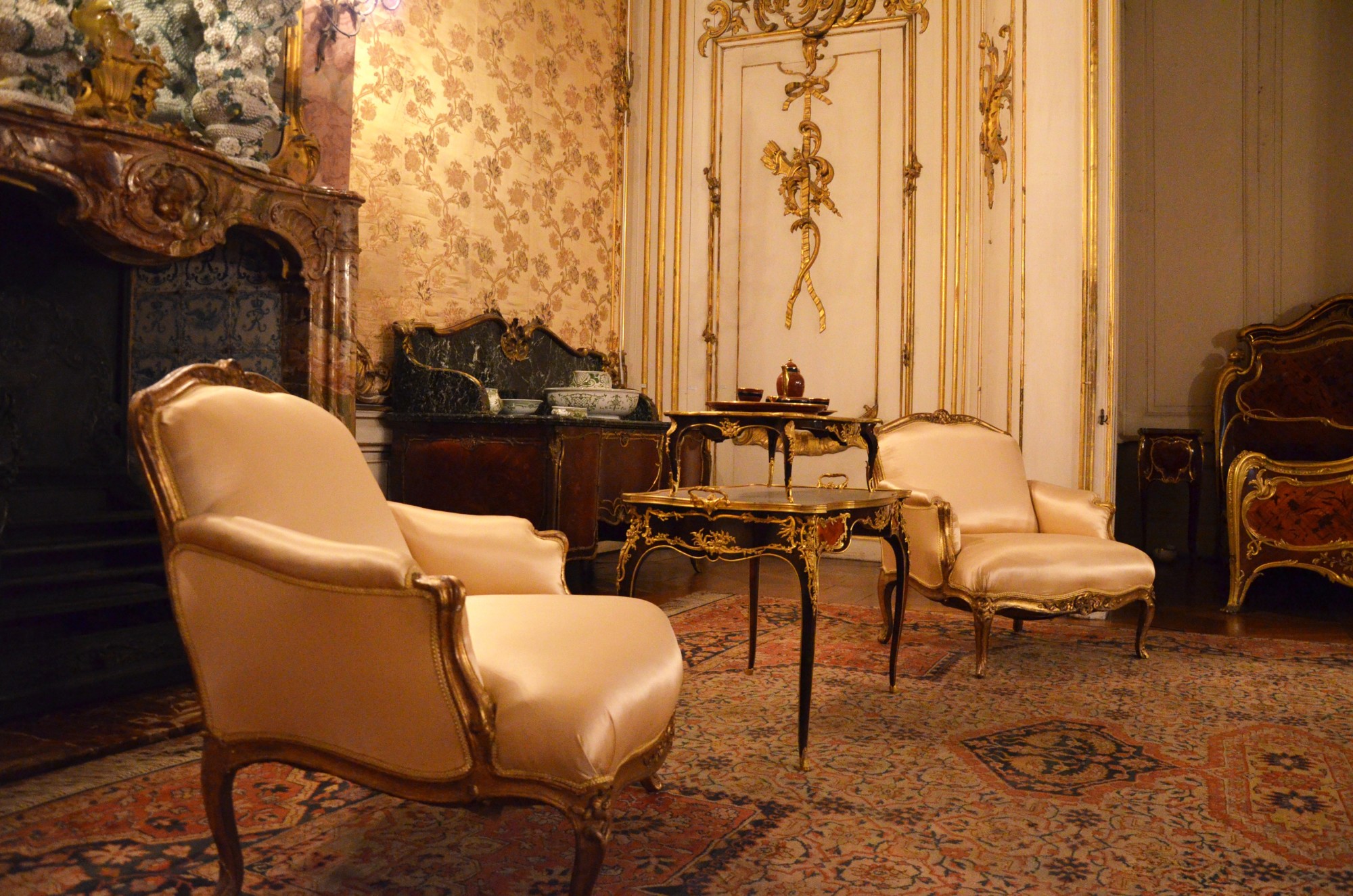 Tips For Buying an Antique American Furniture Piece