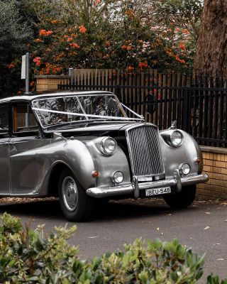 8 Reasons to Hire a Classic Car For Your First Prom