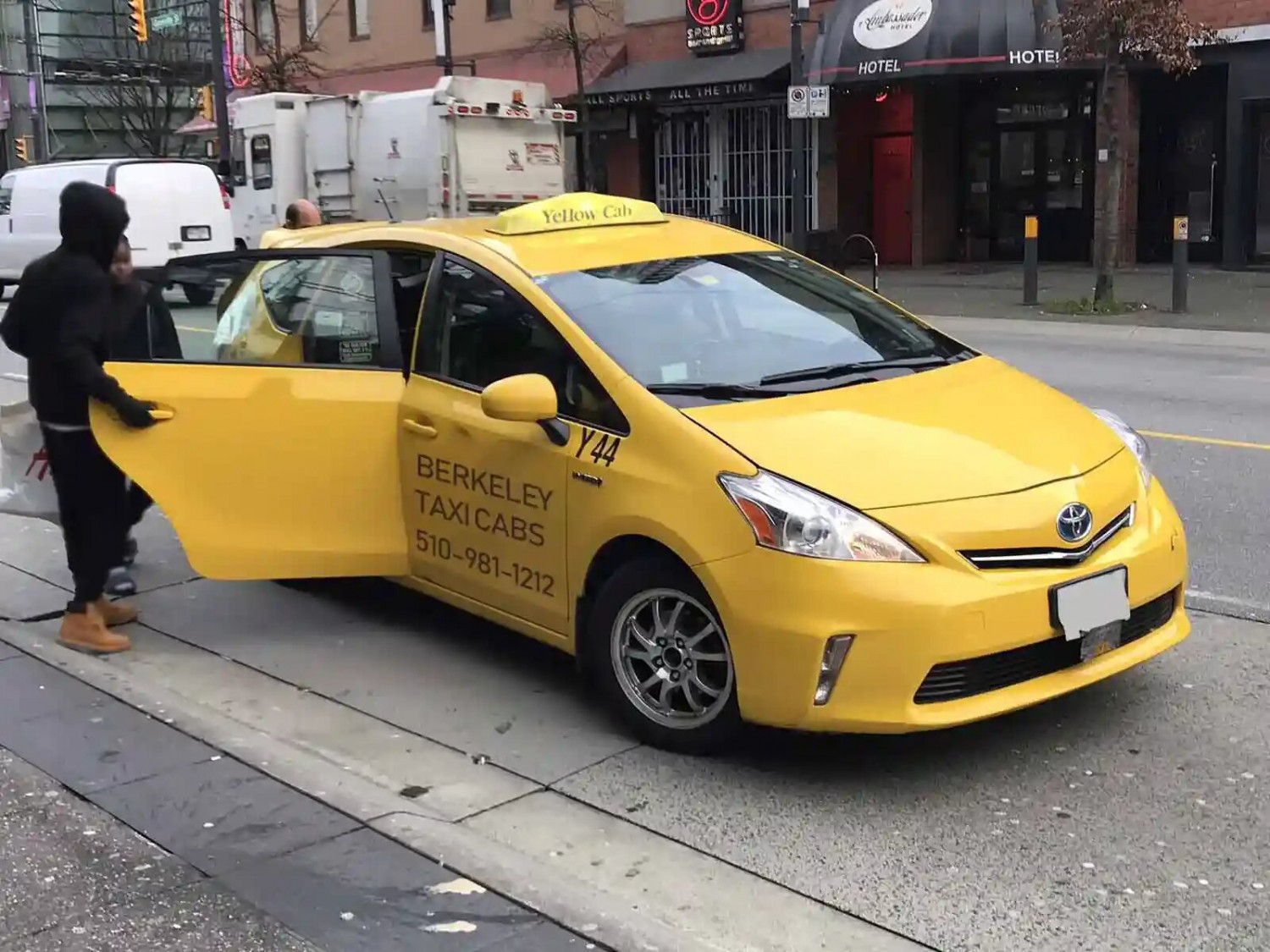The Many Advantages of Hiring Oakland Taxi