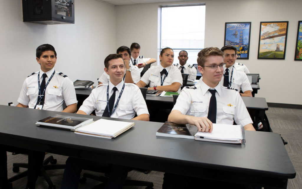 ¿Cómo pueden ayudar las academias de pilotos en su carrera de aviación?