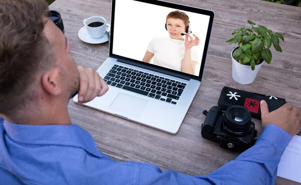 Key Differences Between Chat And Voice Support Services