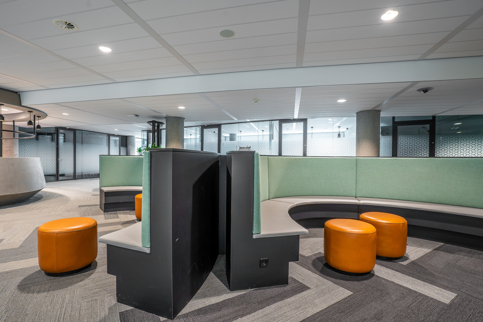 Why 8 out of 10 UK Business Owners Choose Glass Partitions for Modern Office Design