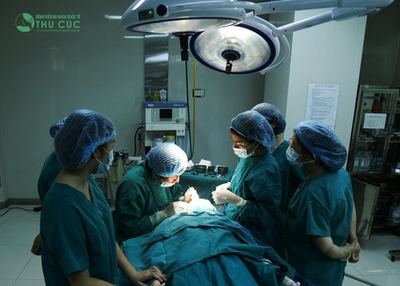 Cut lower eyelid how long before the swelling?