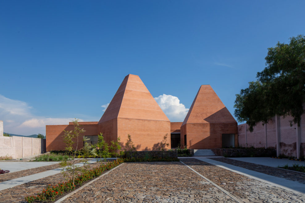 Centro cultural con techos piramidales en México