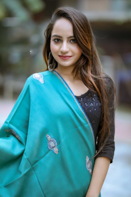 Give Yourself a Celebrity Treatment by Following B-Town Inspired Stoles and Scarves Styling Trends          