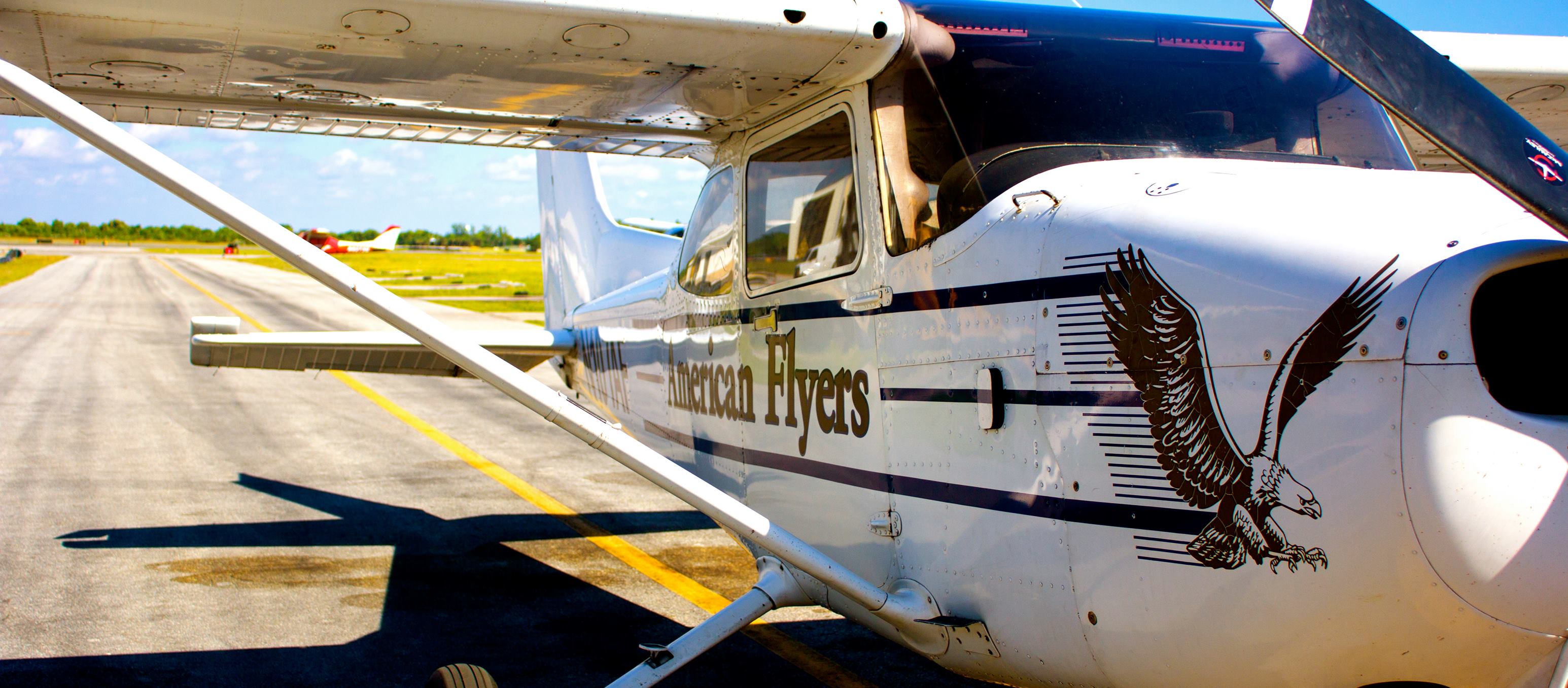 ¿Por qué debería asistir a una academia de aviación para recibir formación de vuelo?