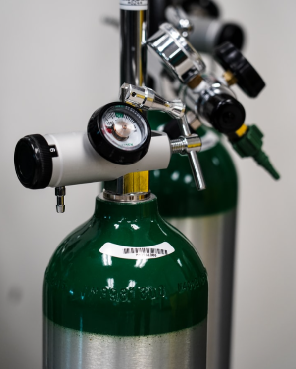 How to handle oxygen cylinder and regulators