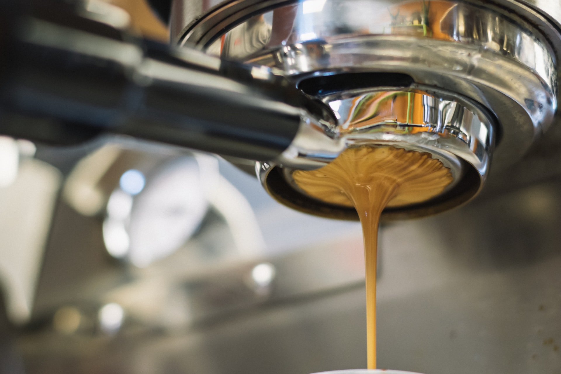 How to make iced coffee with delonghi dinamica?