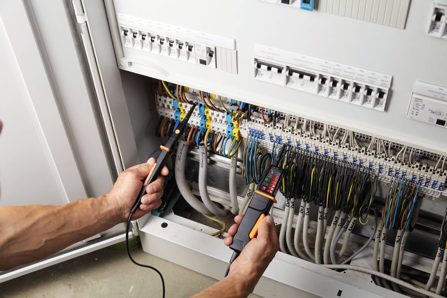 Difference Between Electrical Engineers and Electronics Engineers