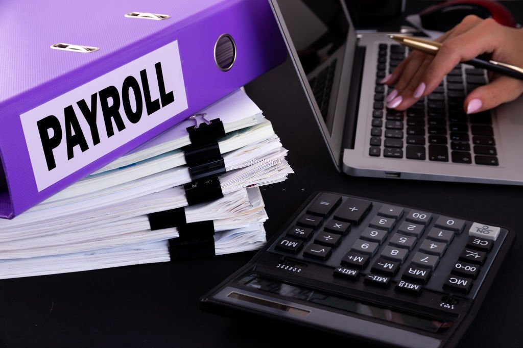 How does payroll outsourcing service benefit businessmen