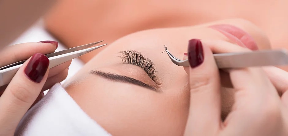 Should You Enroll in an Eyelash Extension Course?