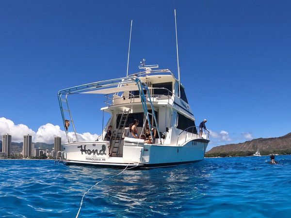 Take a Boat Rental in Hawaii- Perfect for Honeymoon Vacation 