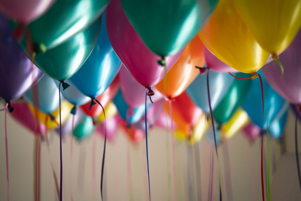 How To Decorate Birthday Hall With Balloons
