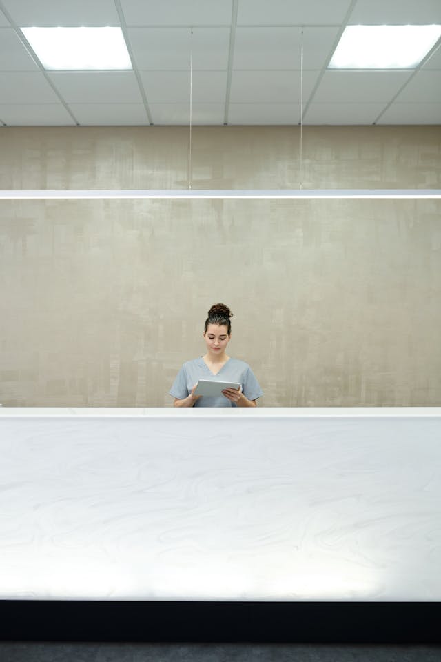 Virtual Receptionists vs. Traditional Receptionists: A Comparative Analysis