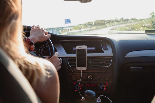 7 Best Apps for a Better Driving Experience