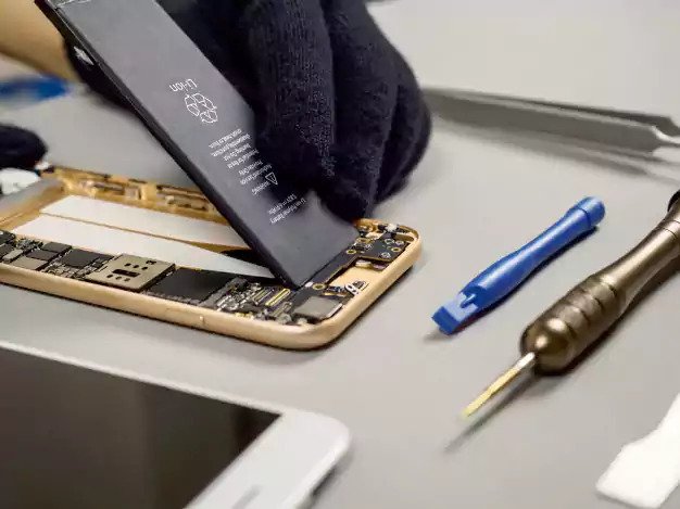 Will Replacing Your iPhone’s Battery Pay Off Or Not?