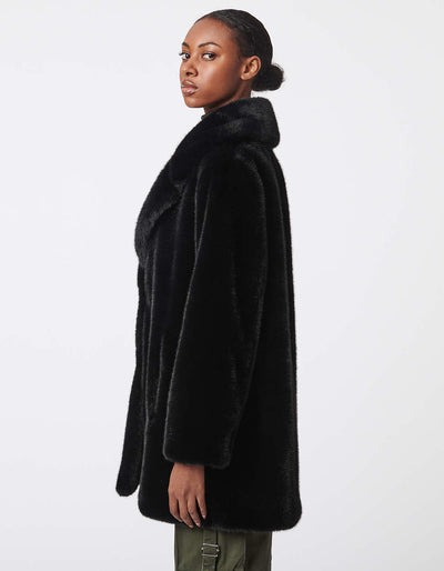 How to Style Women's Outerwear for a Chic Everyday Look