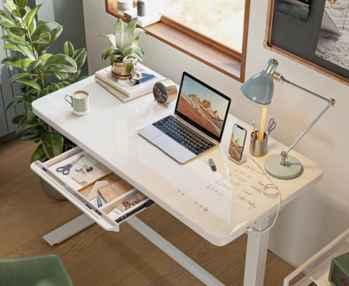 Adjustable table 